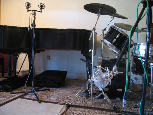 Piano and drums in te live room.