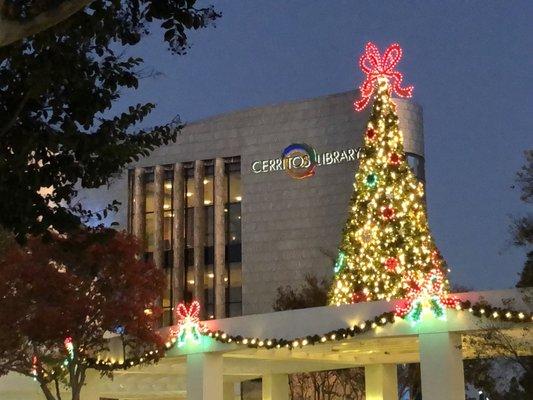 Cerritos Library and Christmas Tree 2020