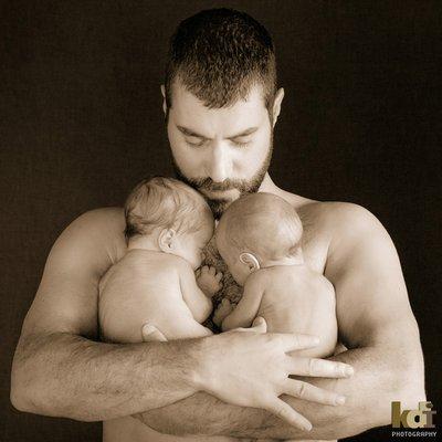 Black and White Portrait of Twin Newborn Babies in Dads Arms, Flagstaff, AZ ©KDI Photography