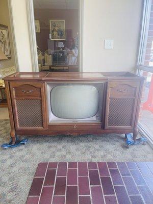 Vintage Magnavox tv/radio/record player all in one $599