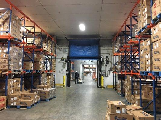 Big Warehouse with the best products/ Amplia bodega con los mejores productos