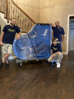 Yes. We do professionally move pianos of all sizes and types. Here's our crew about to move a baby grand piano for a client on Ladue.