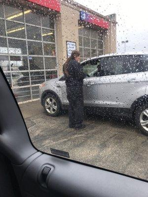 lady comes out to tell customers only one lane is open