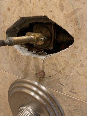 Master shower leaking water. Look at bottom screw and you will see water drop.