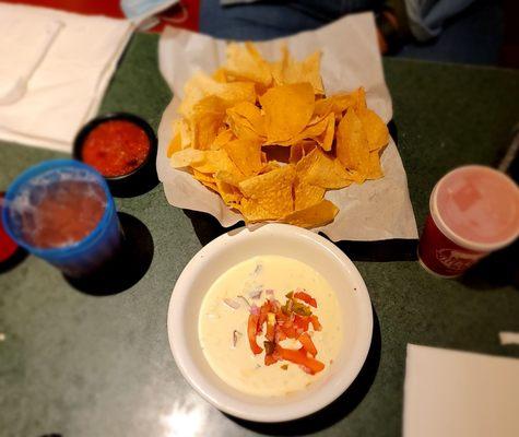 Hot link queso with chips