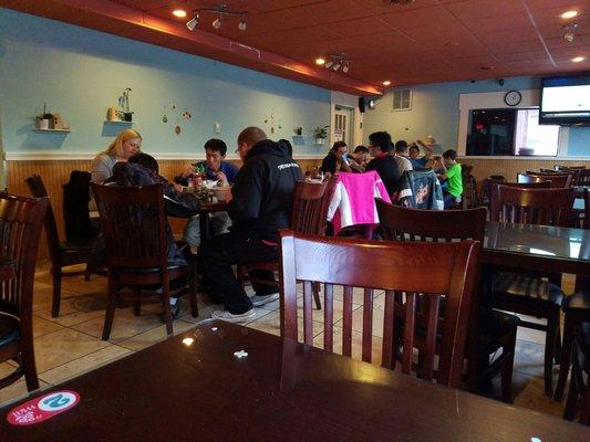 Tables full of happy families digging into their tasty dishes. Place is jamming at 3pm