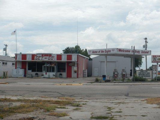 Carries beer, cigs, and all your pantry staples and more, but it is, as you would expect, super expensive.