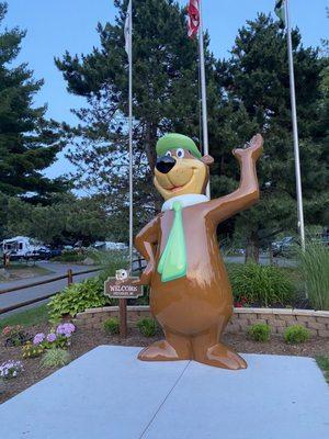 The Yogi Bear welcoming you into the Jelly stone Park