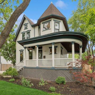 An Old Irving Park Victorian has new homeowners!