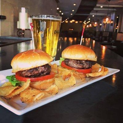 Friday calls for happy hour and sliders!! 
 #mazidc #dc #washingtondc #happyhour #sliders #dcfood #happyhourdc #instafood #beer