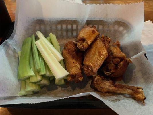 6 hot wings and extra celery