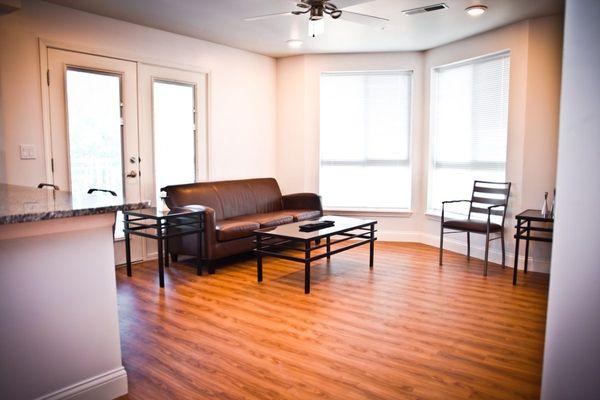 606 White: Living Room with Ceiling Fans