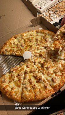 14" pizza with garlic white sauce and chicken