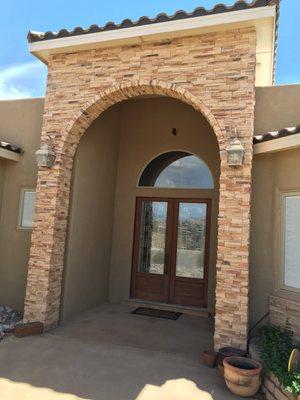 Wouldn't you love to welcome guests to this home in this awesome arch?