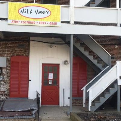 We have a rear entrance on the Miln Street Municipal lot (GOS 109 Miln Street to get to entrance to the lot)