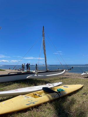 Enjoying a picnic while watching surf school