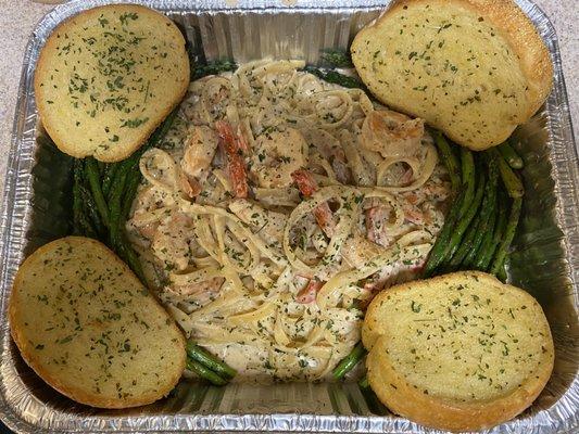 Creamy Alfredo Shrimp Pasta, Grilled Asparagus and Garlic Bread