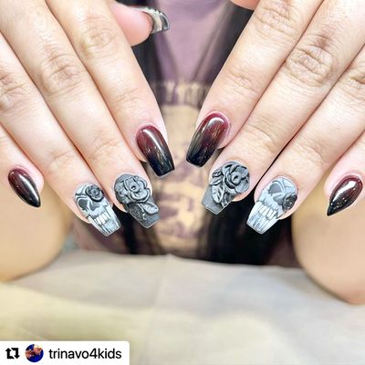 Skull and roses nails