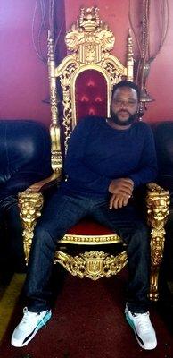 Anthony Anderson on the throne.