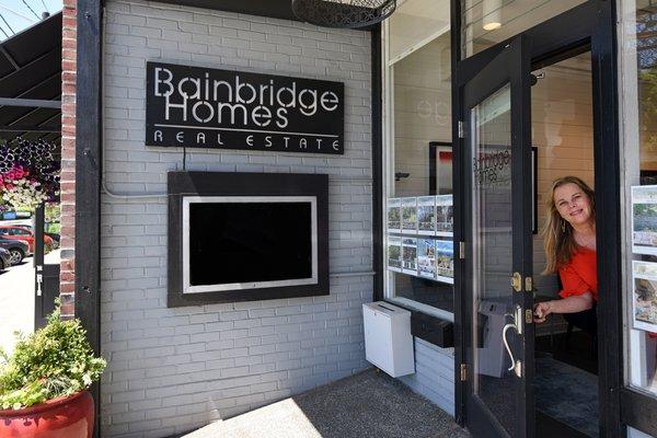 Welcome to Bainbridge Homes Real Estate. The local experts in real estate.