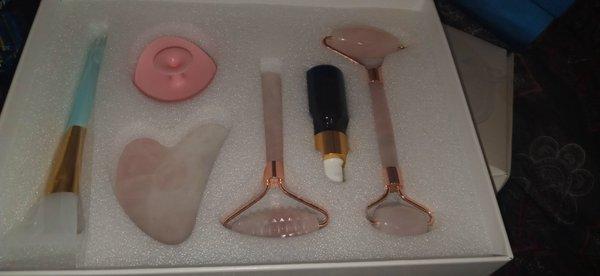 Facial kit with rose quartz rollers