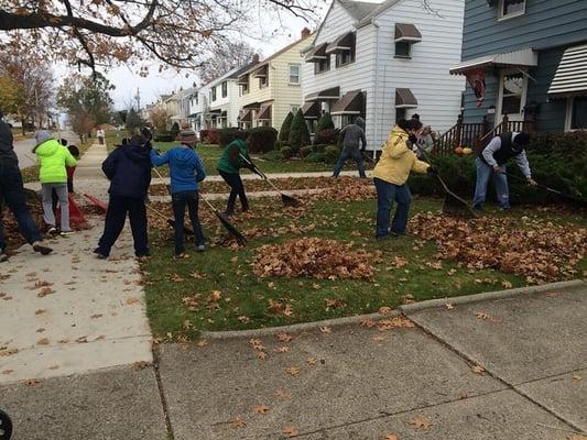 A Momentum Team raking leaves for FREE!