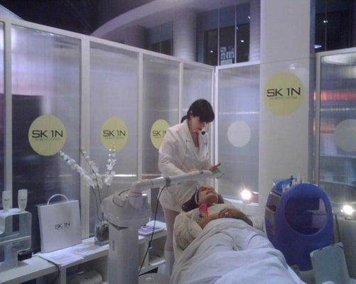 Jennifer demonstrates a facial on stage at Long beach convention center.