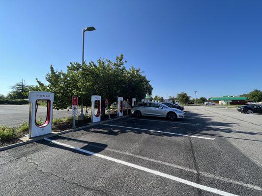 Woodbridge, VA, Tesla supercharging station