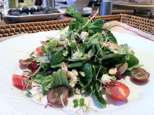 Mâché salad with pear and grape seed Vinaigrette