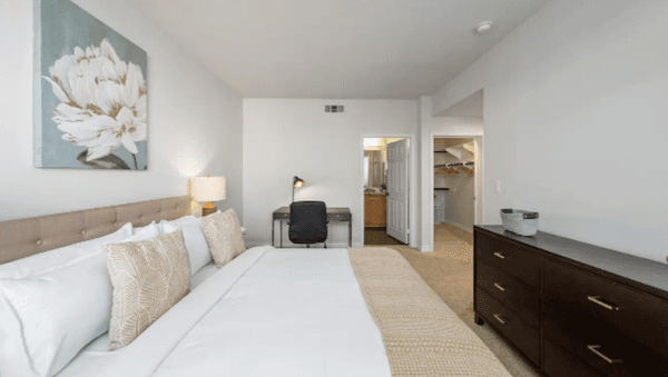 Monthly Luxurious Apartment rental in Sherman Oaks  
(bedroom)