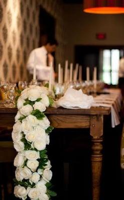 live rose table runner