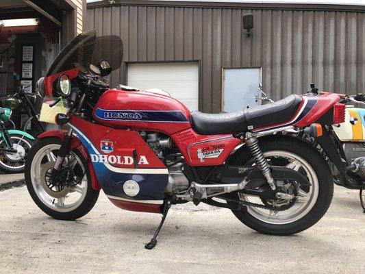 Amazing CB1000 getting tuned at the shop.