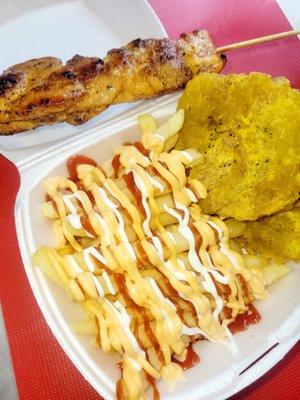 Pincho con papitas fritas y tostones.