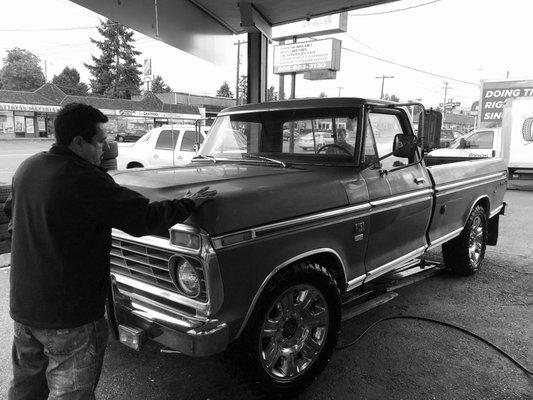 Old school Ranger on 285/55r20 on newer f350 wheels.