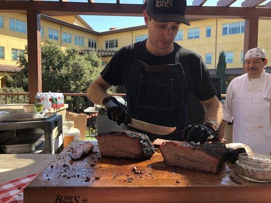 Special guest at the BBQ station: Chef Daniel Weinstock cutting into the brisket and sharing the nice marbling of the meat!