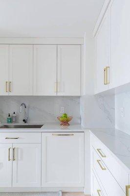 Manhattan kitchen countertops with full high backsplashes.