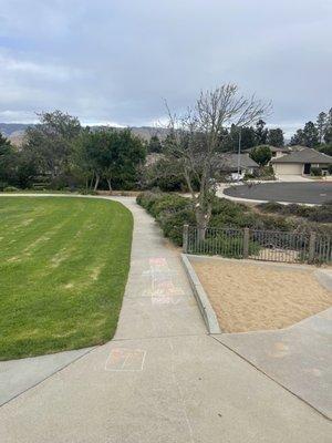 This path throughout the whole park, passing by the playgrounds, makes its wheelchair accessible.