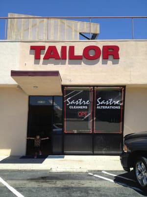 Sastre. We accept tailoring. Alterations. Dry cleaning.