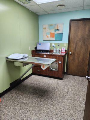 Exam room of Mad River Vet Hospital East location.