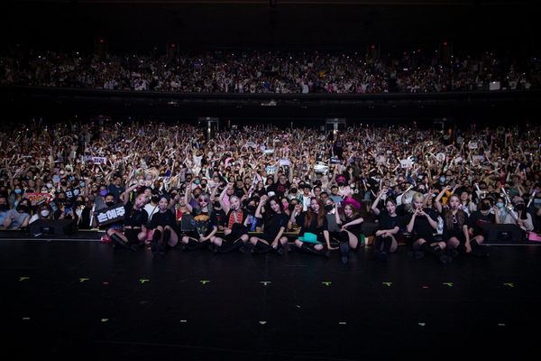 The picture the group took with the audience at the end of the show