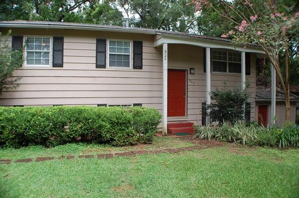 Three Bedrooms, 1.5 Baths.  $925 Rent / $600 Deposit.   **This is the second floor of the house**  Separate entrance...