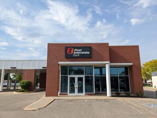 Exterior image of First Interstate Bank in Columbus, NE.