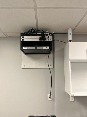 Network setup at a clinic. 4 Dell computers, 5 IP Security Cameras, 2 Wifi Access Points, Firewall with Celular internet backup.