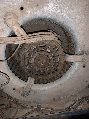 Bad Blower wheel Heavily impacted with dust and leaking oil