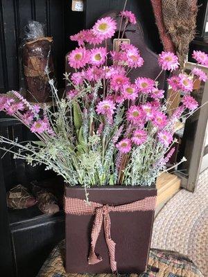 Lucinda's has 40% off all remaining Easter items - also still some beautiful spring flowers available!