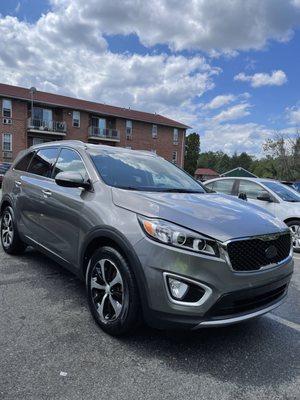 GOLD DETAIL ON THIS KIA SORENTO