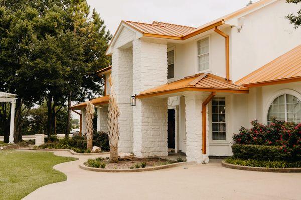 Mansion where wedding party can sleep overnight.