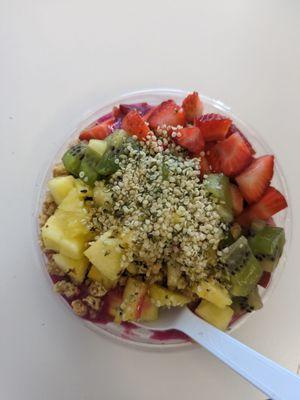 Hawaiian Bowl with Pitaya and agave syrup