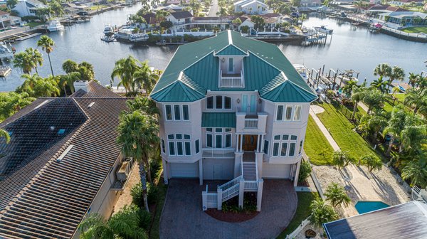 5220 Westshore Dr i New Port Richey for SALE. Water front with 5B /4B. Offered at $1,875,000