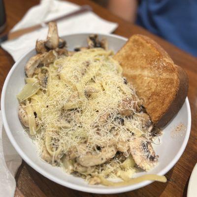 Build your own pasta. Fettuccini w/ Garlic Parmesan & EVOO w/ mushrooms